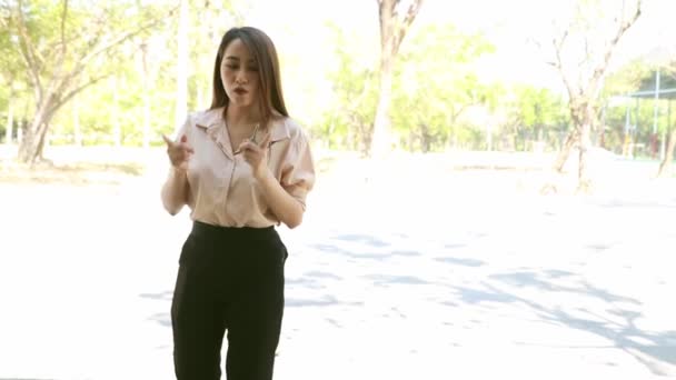 Jonge Aziatische Vrouw Raakte Paniek Toen Het Voertuig Verloren Een — Stockvideo