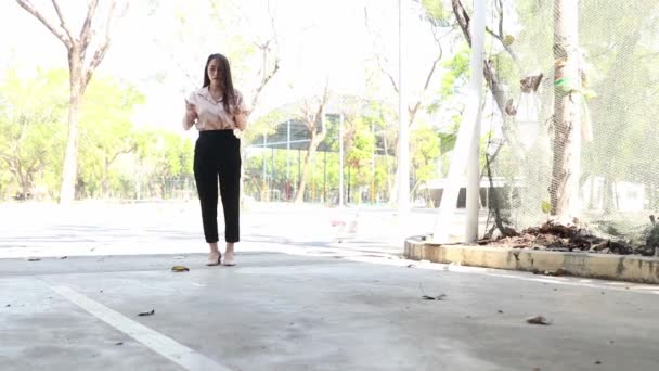 Confused Girl Walks Find Car Can Find Car Lost While — Stock Video