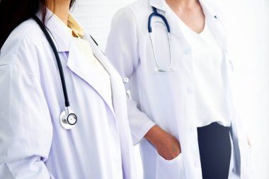 Beyaz tıbbi üniforma ve steteskop giyen iki profesyonel kıdemli kadın sağlık ekibi: Sağlık ve sağlık ve sağlık sigortası kavramı