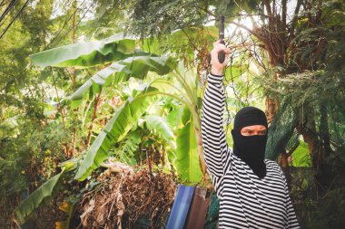 Kötü suçlular yüzlerini ateşli silahlarla örterler. Kurbana gözdağı vermek ve zarar vermek için bir silah alın..