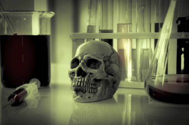 Karanlık bilim deneyleri: Kafatası ve siyah ve kan test tüpleri kimya odasında, klasik ton