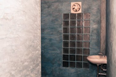 Umumi tuvaletler çıplak duvarlar ve temiz camlarla döşenir. 