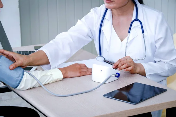 Health Care Concepts Dokter Menggunakan Monitor Tekanan Darah Untuk Mengukur — Stok Foto