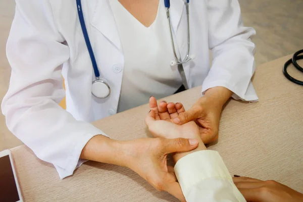 Deteksi Denyut Pergelangan Tangan Dokter Perempuan Memantau Denyut Jantung Pasien — Stok Foto