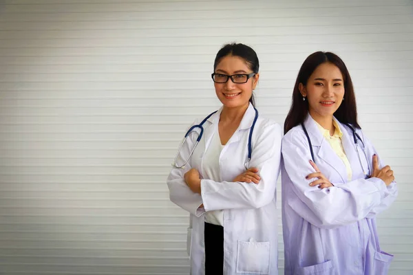 Squadra Due Medici Donne Uniforme Medica Bianca Stetoscopio Donne Anziane — Foto Stock
