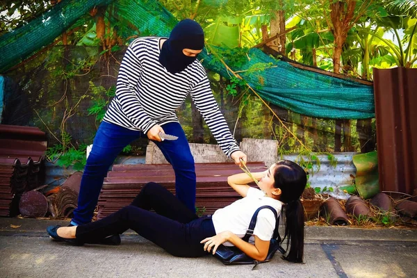 범죄자들은 사용하여 목걸이를 약탈하고 두려움 과싸우지 여학생들을 다치게 — 스톡 사진