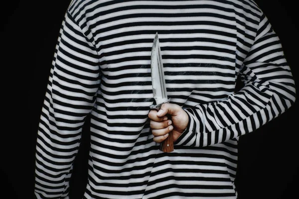 无名氏贼背后拿着一把危险的小刀 表现出邪恶的意图 并在黑社会背景下犯罪 — 图库照片