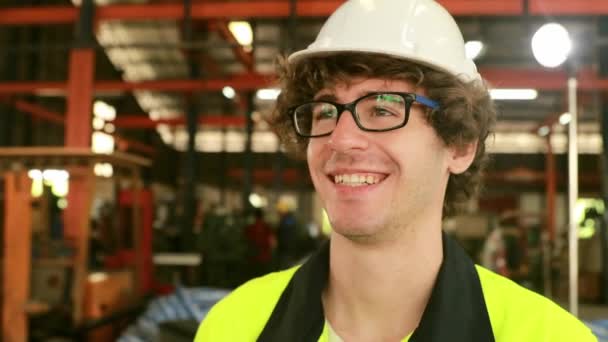 Портрет Молодого Счастливого Профессионального Инженера Тяжелой Промышленности Защитном Шлеме Защитных — стоковое видео
