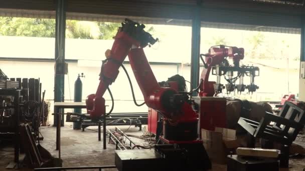 産業用ロボットアームマシンで自動的に動作する電気システムのテストは 精度を必要とする溶接作業を担当しています — ストック動画