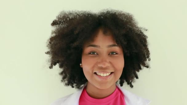 Portræt Thailandsk Nigeriansk Afrikansk Amerikansk Kvinde Hvid Frakke Hilser Med – Stock-video