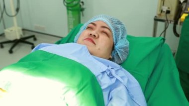 Şişman Asyalı kadın güzellik kliniğinde liposuction geçirmiş ve sonuçlardan ve hizmetlerden çok memnun kalmış..