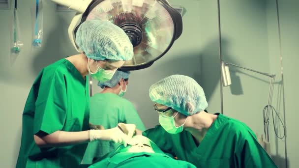 Cirurgião Uma Equipe Especialistas Estéticos Estão Realizando Uma Cirurgia Uma — Vídeo de Stock