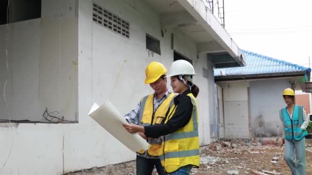 Команда Строителей Инженеров Архитекторов Профессиональных Азиатских Мужчин Женщин Работающих Над — стоковое видео
