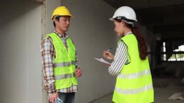 Güzel bayan mimar, verimlilik artışlarını rapor etmek ve notlar almak için içeri giren bir erkek işçiden gelişmeleri rapor etmek için bekliyor..