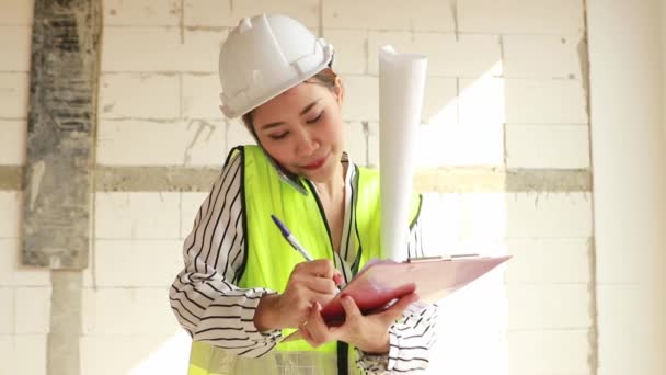 Beautiful Asian Architect Engineer Busy Chatting Contractors Taking Notes Clipboards — Stock Video