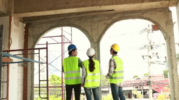 Group Asian Architects Businessmen Engineers Women Blueprints Wearing Helmets Yellow — Stockvideo