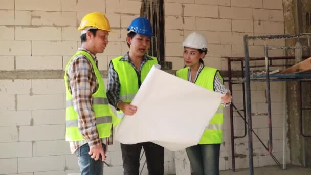 Engenheiros Equipe Liderados Pelo Capataz Arquiteto Feminino Explica Projeto Construção — Vídeo de Stock