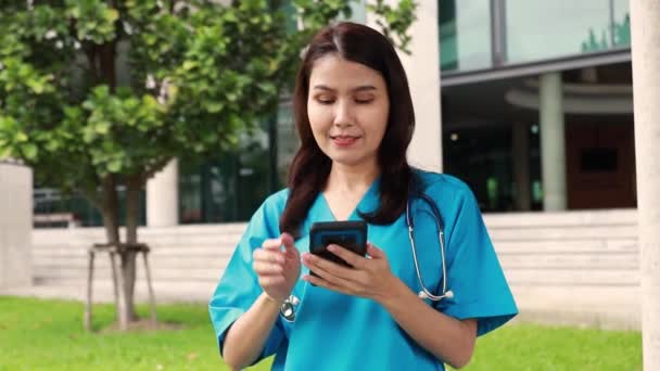 Chirurg Azjatycki Wybiera Numer Pomocą Smartfona Aby Rozmawiać Znajomymi Przed — Wideo stockowe