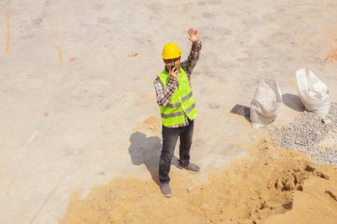 Üst düzey Asyalı erkek mühendis ya da mimar elinde telsiz, iletişim takımı inşaat sahası tutarak işi verimli hale getirmek için yenileniyor..