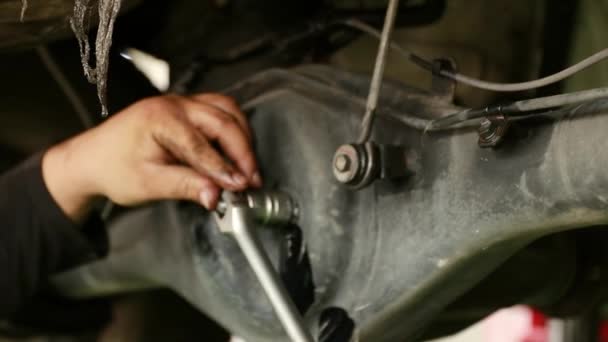 汽车服务中心的机修工使用扳手拧紧后差动锁紧螺母 以完成一项整洁的 提货的后差动换油工作 汽车维修 — 图库视频影像