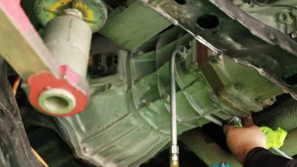 Mantenimiento Del Coche Mecánico Profesional Repara Caja Cambios Diesel Pick — Vídeo de stock