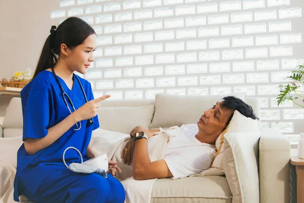 Dokter Atau Putri Perempuan Mempelajari Kesehatan Ayah Ayah Senior Yang — Stok Foto