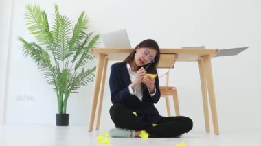 İş kadını masasının önünde oturmuş acil bir akıllı telefondan konuşuyor, görevleri yazmayı beceremiyor, birkaç sayfayı buruşturup çöpe atıyor: karmaşık iş kavramı