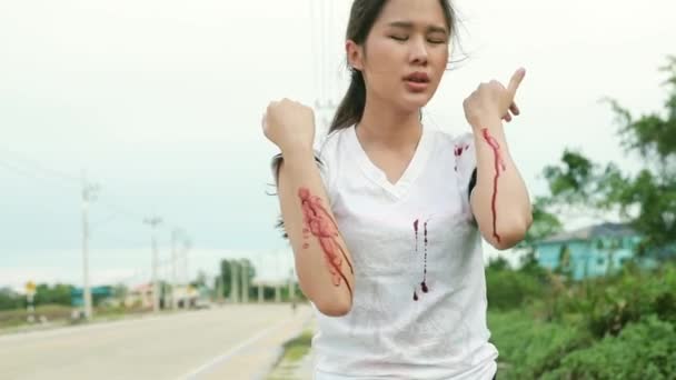아시아의 여성은 사고에 관여했다 오토바이가 떨어졌다 그녀의 팔꿈치에 심각한 상처를보고 — 비디오