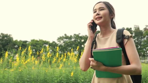 Siswa Perempuan Asia Terhubung Dengan Teman Sekelas Mengatur Konsultasi Untuk — Stok Video
