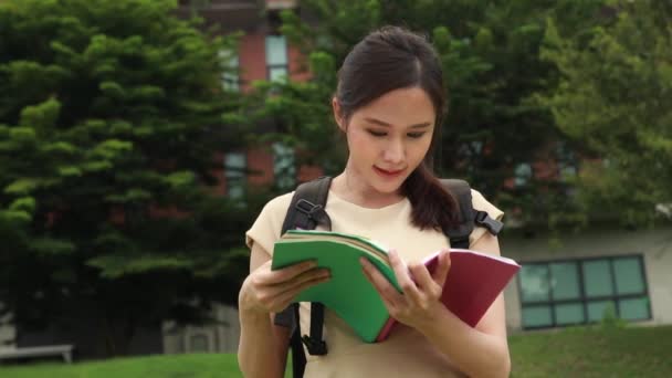 Retrato Bela Asiática Estudante Fica Frente Prédio Universidade Lendo Livro — Vídeo de Stock