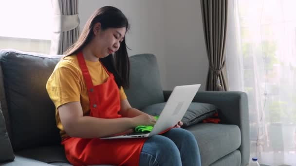 Chubby Asiatique Femme Prendre Pause Ménage Assis Sur Canapé Jouer — Video