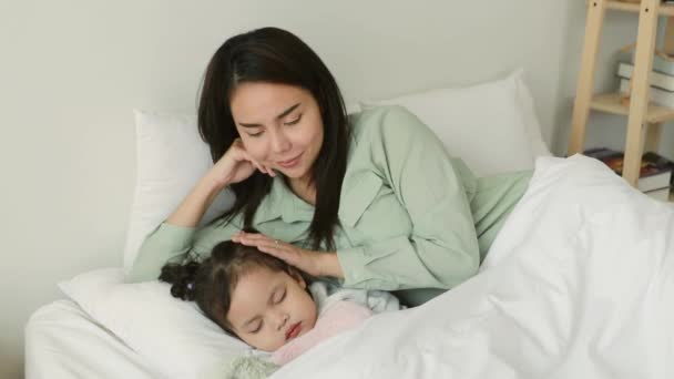Ασιάτισσα Μητέρα Κοιμάται Την Κόρη Της Στο Κρεβάτι Μητέρα Και — Αρχείο Βίντεο