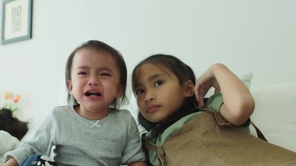 Kakak Tertua Membesarkan Adik Perempuan Yang Duduk Dan Menangis Dan — Stok Video