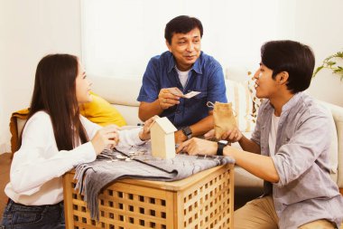 Babalar, oğullarını ve kızlarını para ve paralarını biriktirmeye teşvik etmek için bir araya gelir, güvenliklerini sağlamak ve çocuklarının başarısını güvence altına almak için:.