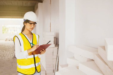 Kadın mimar, duvar inşaatı ve oda içi inşaatı için kullanılan hafif tuğla miktarını ve yeterli işlevselliği sağlamak için kayıt altına aldı..