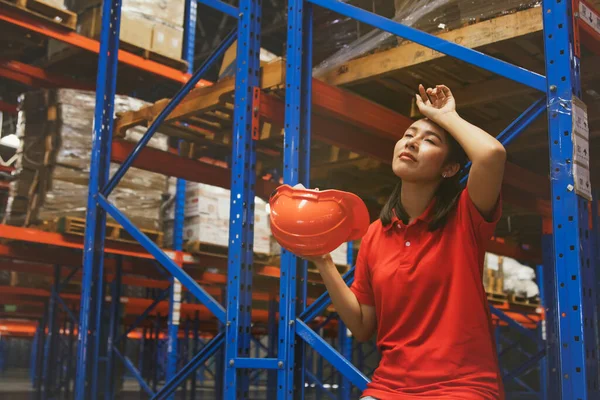 Las Trabajadoras Asiáticas Sientan Quitan Sus Sombreros Seguridad Cansadas Del — Foto de Stock