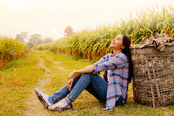 Asian Female Farmer Sit Back Relax Enjoy Life Large Corn — Stock Fotó