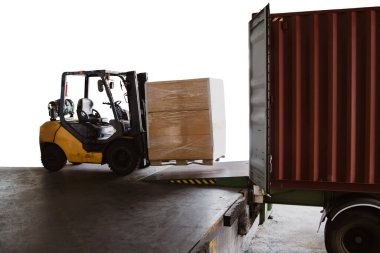 Forklift kamyonları nakliye için kutuları konteynırlara taşır. ve bölgedeki malları beyaz arka plan sanayi satıcılarına taşıyorlar..
