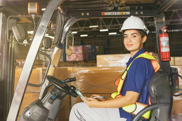 Vista Lateral Hermosa Joven Mujer Trabajadora Asiática Que Trabaja Turno — Foto de Stock