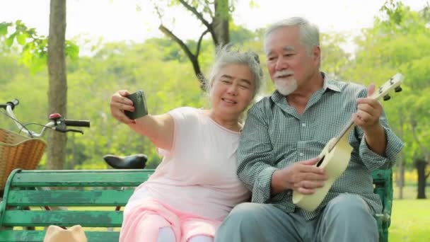 Elderly Asian Couple Sitting Recreational Activities Together Garden Spending Free — Stock Video