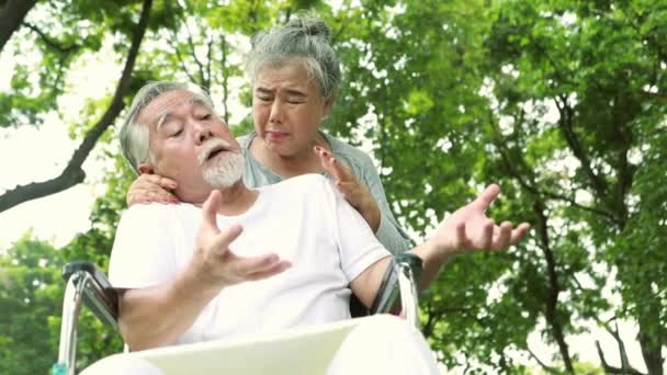 冠動脈疾患に苦しむ高齢男性は麻痺し 愛する妻の世話の下で自分自身の世話をすることはできません 古い年齢の医療と健康保険の概念 — ストック動画