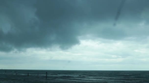 海岸の天気 曇りの空は強風を引き起こし 危険な高い海はフロントガラスにぶつかりました — ストック動画