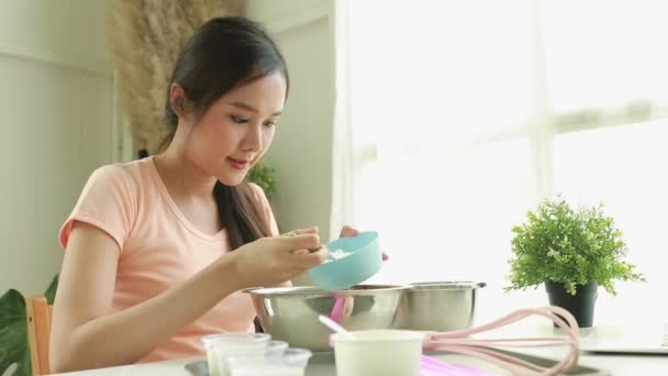 亚洲女人坐着 把配料一步一步地做成鲜牛奶冰淇淋容器 通过关注新鲜食材的甜味和美味 让家庭充满幸福的美好气氛 — 图库视频影像