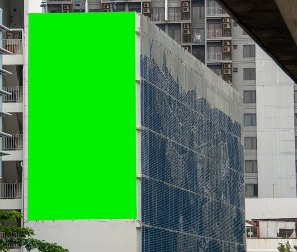 Eine Große Grüne Plakatwand Hing Der Wand Eines Städtischen Gebäudes lizenzfreie Stockbilder