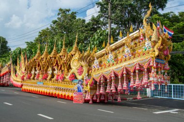 13 Mayıs 2022 Boon Bang Fai konvoyu Yasothon Tayland 'da yol kenarına park edildi.