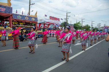 Yasothon, Tayland, Mayıs -14-2022. Erkekler ve kadınlar gündüz vakti Boon Bang Fai Yasothon 'un geçit töreninde dans ediyorlar..