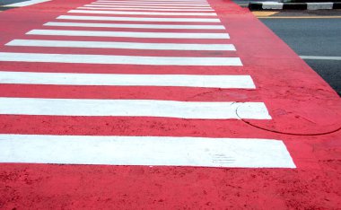 Kırmızı ve beyaz zebra gündüz vakti şehir sokaklarından geçiyor.