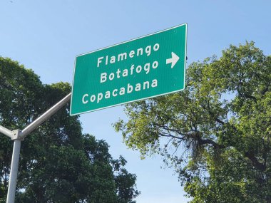 Rio de Janeiro 'daki yol tabelası Flamengo, Botafogo ve Copacabana' ya giden yolu gösteriyor.