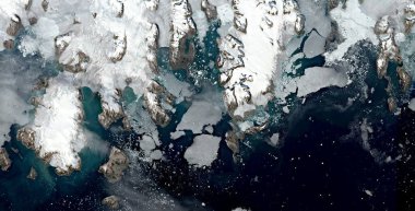 Grönland sahilindeki eriyen buzulların uydu görüntüsü. Değiştirilmiş Kopernik Sentinel verisi 2019 içerir.