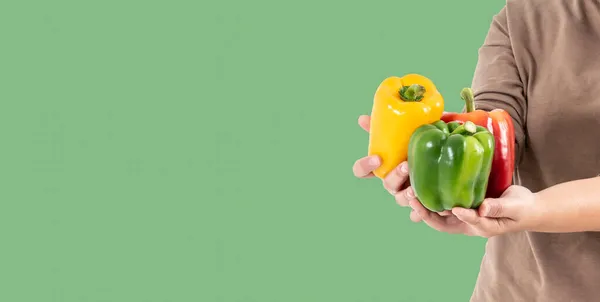 Människor Som Håller Bell Pepper Färska Grönsaker Grön Bakgrund Till — Stockfoto